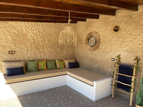 EljasにあるCasa Apartamento Rural U Penafrolの枕付きの壁掛けベンチ