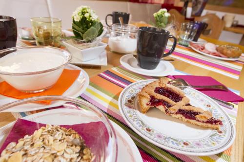 einen Tisch mit Speisen und Kuchen in der Unterkunft Chalet Madrisa in Kurfar