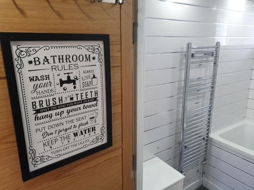znak na drzwiach łazienki z umywalką w obiekcie Little House On The Hill Conisbrough w mieście Conisbrough