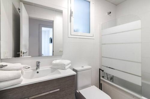 y baño con lavabo, aseo y espejo. en Your Retreat Near Puerto Banús, en Marbella