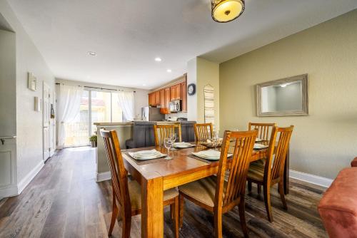 una cucina e una sala da pranzo con tavolo e sedie in legno di Tideview Circle Unit 38 Condo a Orlando