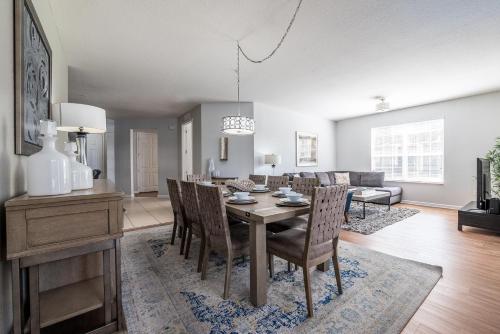 - une salle à manger et un salon avec une table et des chaises dans l'établissement Casa Lucia Lakeview Condo, à Orlando