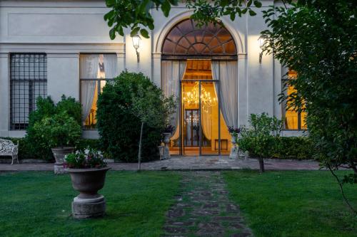 ein Haus mit gelber Tür im Hof in der Unterkunft Villa Scorzi - Relais de Charme in Calci