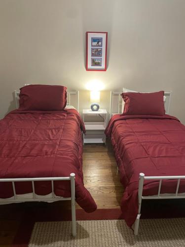 מיטה או מיטות בחדר ב-Red Recluse - Room near Liberty!