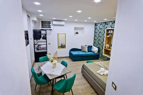 ein Wohnzimmer mit einem Tisch und einem Sofa in der Unterkunft Casa Diaz in Neapel