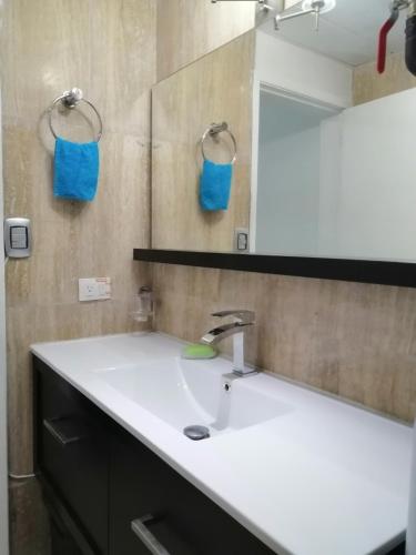un bagno con un lavandino bianco e uno specchio di Apartamento Deluxe Isla Margarita - Costa Azul a Porlamar