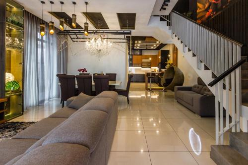 sala de estar con sofá y comedor en Varnen Cozy Haven, en Bukit Mertajam