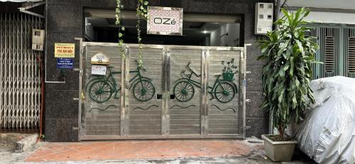 uma porta de metal com duas bicicletas em Home stay doctor 23 em Hanói