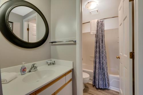 ein Bad mit einem Waschbecken und einem Spiegel in der Unterkunft Boyne Mountain Villa in Boyne Falls