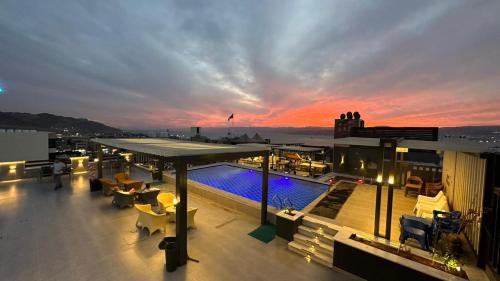 una terraza en la azotea con piscina en un edificio en mass paradise2 en Áqaba