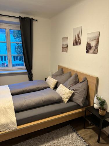 uma cama com almofadas num quarto em Gemütliche Wohnung in zentraler Lage em Graz