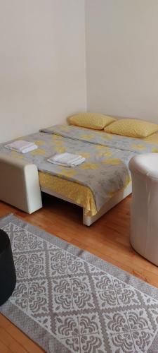 Un pat sau paturi într-o cameră la Apartman FAMILY