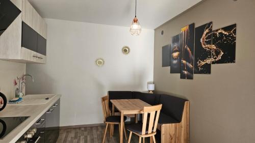 eine Küche mit Tisch und Stühlen in einem Zimmer in der Unterkunft APARTMENTS KREMSTAL in Imbach