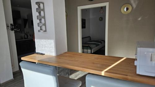 ImbachにあるAPARTMENTS KREMSTALのキッチン(木製テーブル、椅子2脚付)
