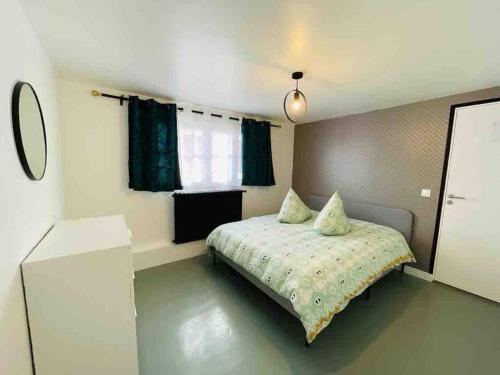 Ein Bett oder Betten in einem Zimmer der Unterkunft Apartment Secret room Paris-Stade de France
