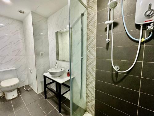 y baño con ducha, lavabo y aseo. en Empire City Hotel Petaling Jaya en Petaling Jaya
