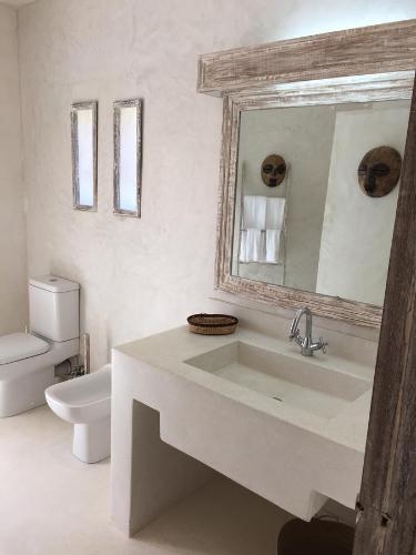 Un baño de The Villa Luxury Suites Hotel