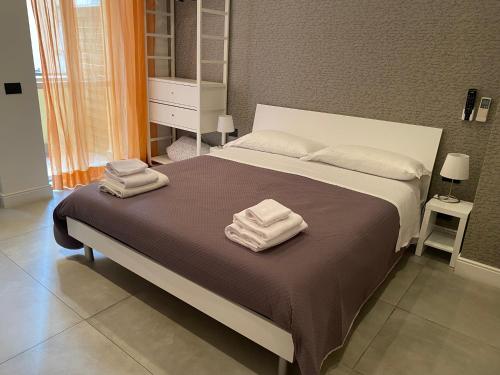 1 dormitorio con 1 cama con 2 toallas en Flaminio Holidays, en Roma