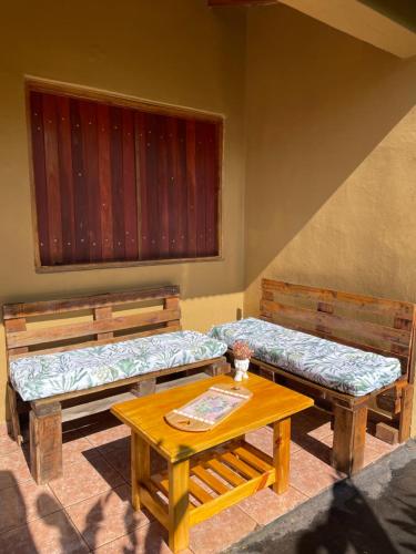 プエルトイグアスにあるSalamのテーブル付きの部屋にベッド2台が備わります。
