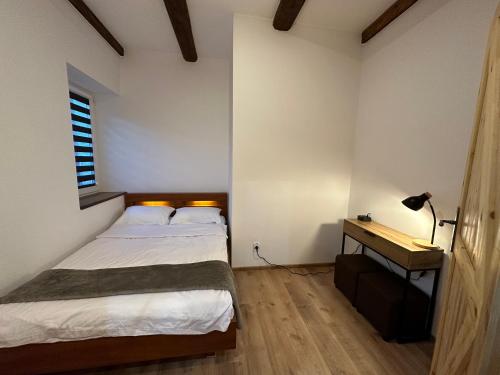 ein Schlafzimmer mit 2 Betten und einem Schreibtisch. in der Unterkunft Przytulne Kowary in Kowary