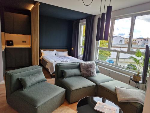 um quarto com uma cama, um sofá e uma cadeira em Karls Apartment - B24 em Gera