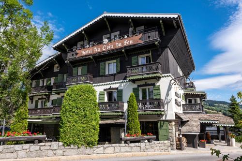 een groot zwart-wit gebouw met balkons bij Au Coin Du Feu in Megève