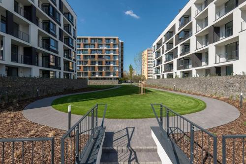 een loopbrug in een appartementencomplex met een grasveld bij Apartmán v Bratislave in Bratislava