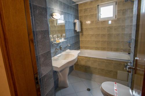 Koupelna v ubytování Terra Europe Brontes Hotel