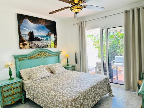 - une chambre avec un lit et une peinture murale dans l'établissement PLAYA Del CURA-LUXURY APARTMENT, à Playa del Cura