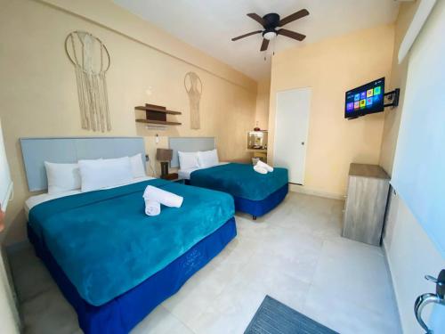 Una cama o camas en una habitación de Casa Coronaa Holbox México