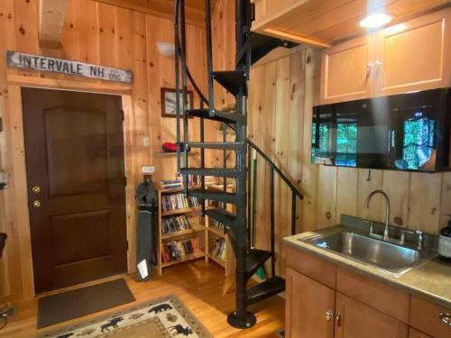 une cuisine avec un escalier en colimaçon à côté d'un évier dans l'établissement Private Cabin on 1.7 acres w/ Fireplace White Mtns, à Intervale