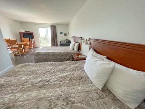 萊塞斯庫曼的住宿－Complexe Hotelier Escoumins，酒店客房,配有一张带枕头的床