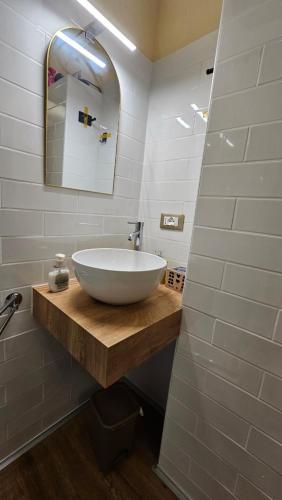 W łazience znajduje się umywalka i lustro. w obiekcie La Casa del Corso w mieście Arcidosso