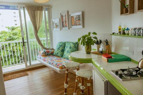 een keuken en woonkamer met een bank en een tafel bij King's Apartments 302 in Cartagena