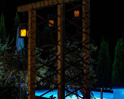 un grupo de luces en un edificio por la noche en Domek Dream Holiday en Poronin