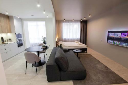 sala de estar con sofá y cama en Cactus Apartments 2 en Ivano-Frankivsk