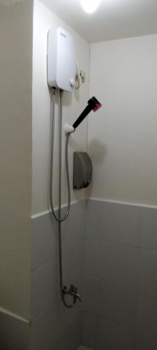 La salle de bains est pourvue d'une douche et d'un sèche-cheveux. dans l'établissement AURORA STAYCATION, à Manille