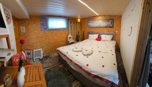 a bedroom with a large bed in a small room at Chez Gigi in Apro