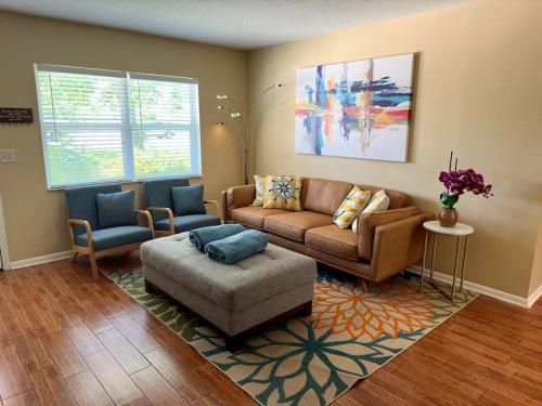 - un salon avec un canapé et deux chaises dans l'établissement WALK TO BEACH: 3BR home with spacious backyard, à Jacksonville Beach