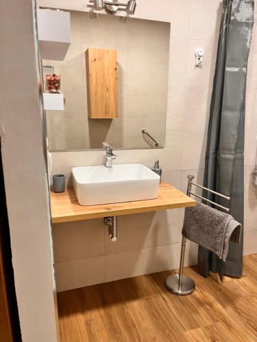 uma casa de banho com um lavatório e um chuveiro em Apartamentos El PELIGRO 2 LAHIVE em Archidona