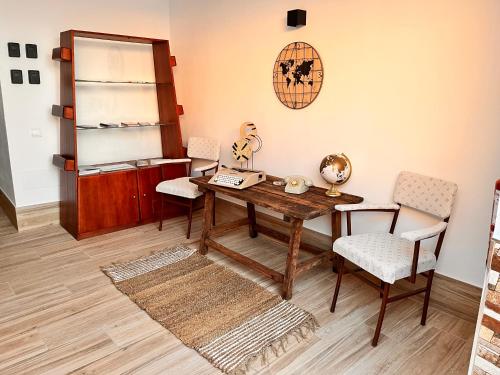 um quarto com uma mesa de madeira e 2 cadeiras em Apartamentos El PELIGRO 2 LAHIVE em Archidona