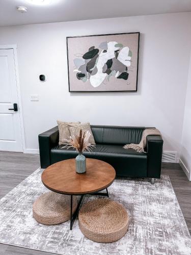 een woonkamer met een groene bank en een tafel bij Brand New 2 Bedroom Basement Suite in Calgary in Calgary