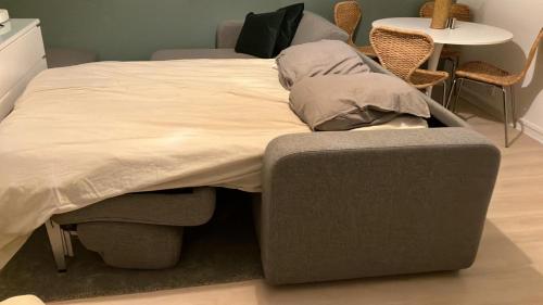 Cette chambre comprend un grand lit et une chaise. dans l'établissement Studio confortable et charmant, à Paris