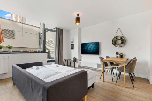 ブラチスラヴァにあるLAM Yacht Club - TERRACE 10m2のベッドとダイニングルームのあるリビングルーム