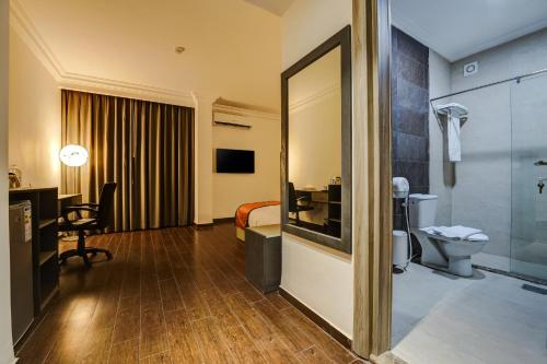THE LOFT HOTEL By BRATUS في العقبة: غرفه فندقيه مع حمام مع مرحاض