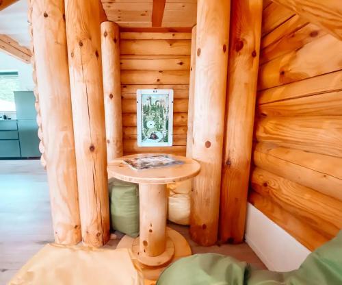 Cabaña de madera con mesa en la esquina en Pur Natur! Wandern und Skifahren - Trahütti Premium Lodges en Trahütten