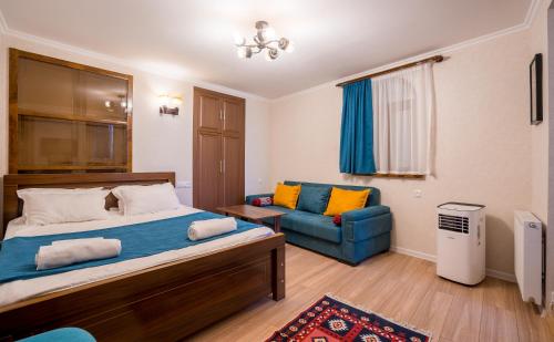 1 dormitorio con 1 cama y 1 sofá en Old Tbilisi Located Near Botanical Garden, en Tiflis