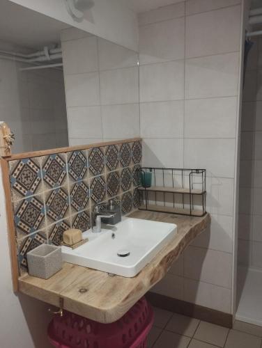 La salle de bains est pourvue d'un lavabo blanc. dans l'établissement Cottage Gîte près du lac de Madine et Verdun sites de Guerre, à Heudicourt-sous-les-Côtes