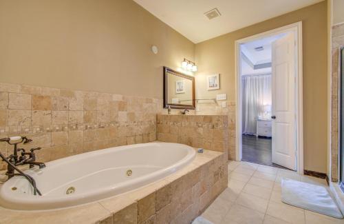 uma ampla casa de banho com uma banheira e uma cabina de duche ao nível do chão em Benny DaJets Home- 4 Bedroom, Balconies, Nearby Attractions, Sleeps 12 em Houston