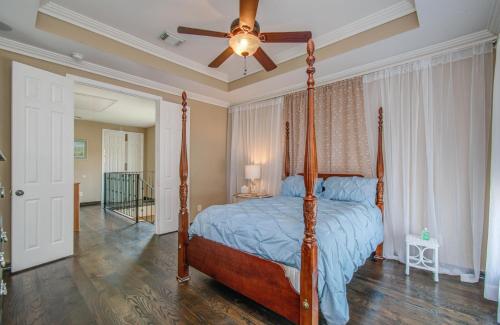 um quarto com uma cama de dossel e uma ventoinha de tecto em Benny DaJets Home- 4 Bedroom, Balconies, Nearby Attractions, Sleeps 12 em Houston